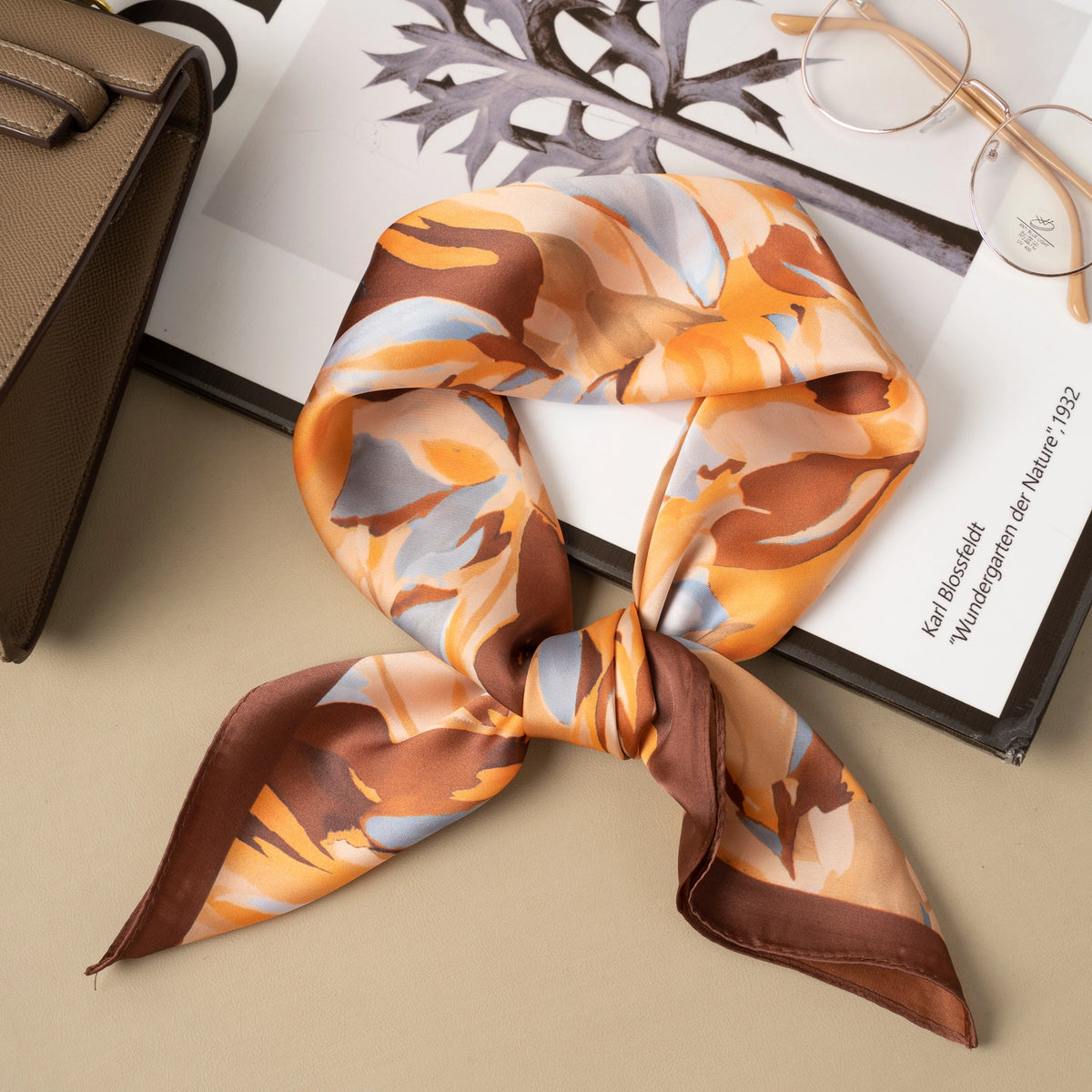 Foulard carré effet soie polyester 70x70 imprimé artistique